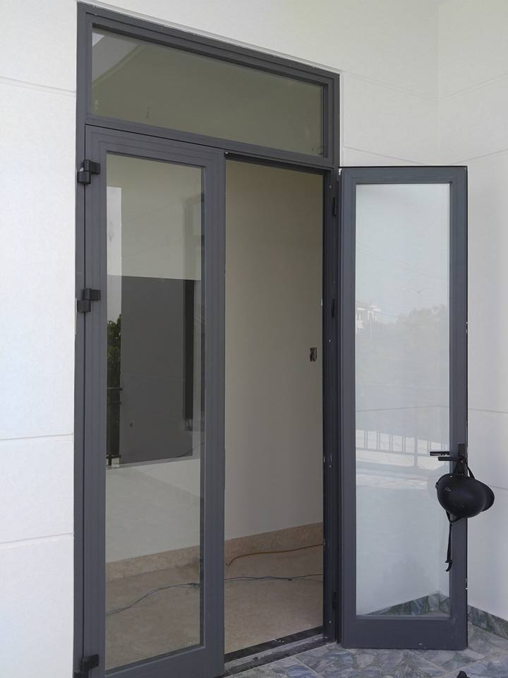 Kích thước cửa đi 2 cánh nhôm Xingfa thực tế cho nhà phố